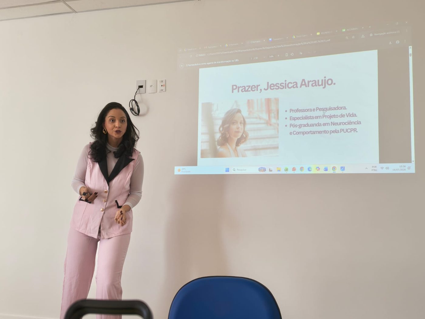 Jessica Araujo em formação com equipe profissional