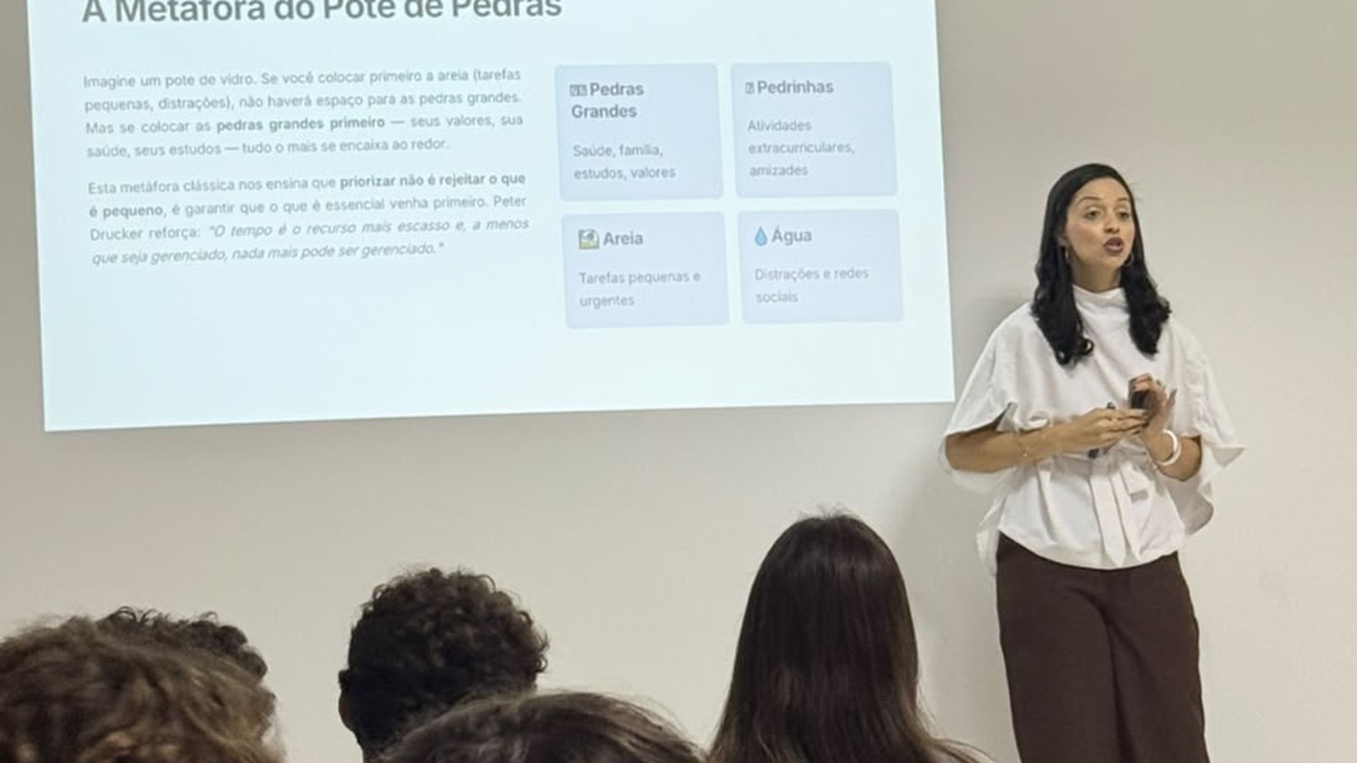 Jessica Araujo conduzindo um encontro